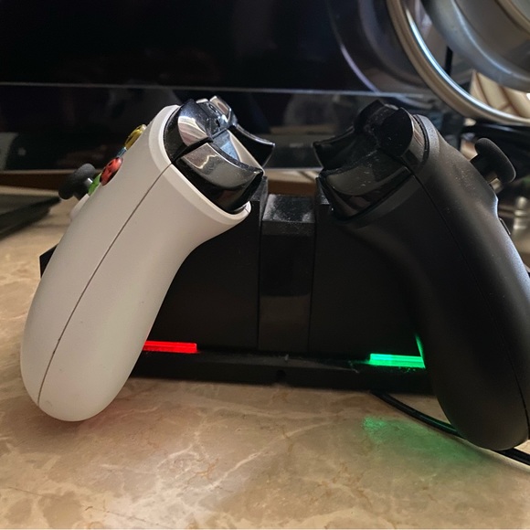 Xbox One Controller - Picture 2 of 2